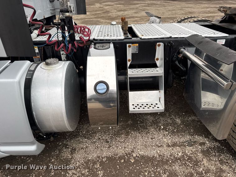 image for item EG2543 2016 Kenworth T680 semi truck