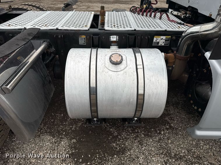 image for item EG2543 2016 Kenworth T680 semi truck