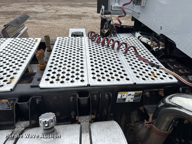 image for item EG2543 2016 Kenworth T680 semi truck