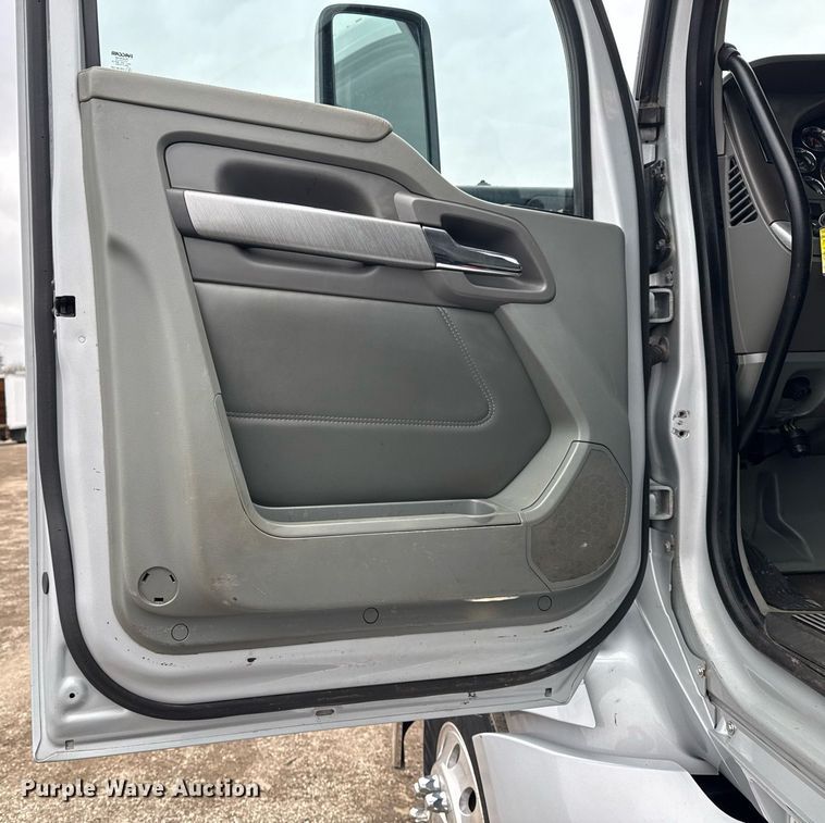 image for item EG2543 2016 Kenworth T680 semi truck