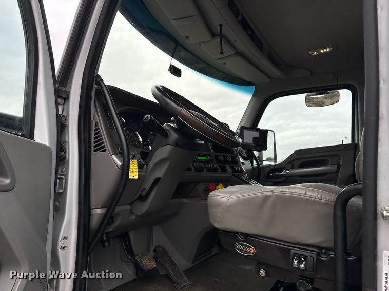 image for item EG2543 2016 Kenworth T680 semi truck