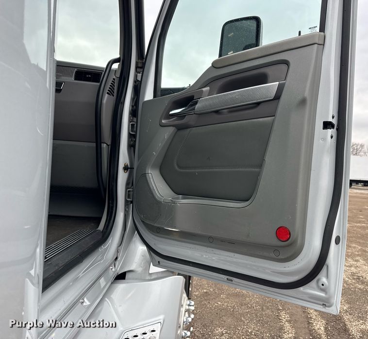 image for item EG2543 2016 Kenworth T680 semi truck