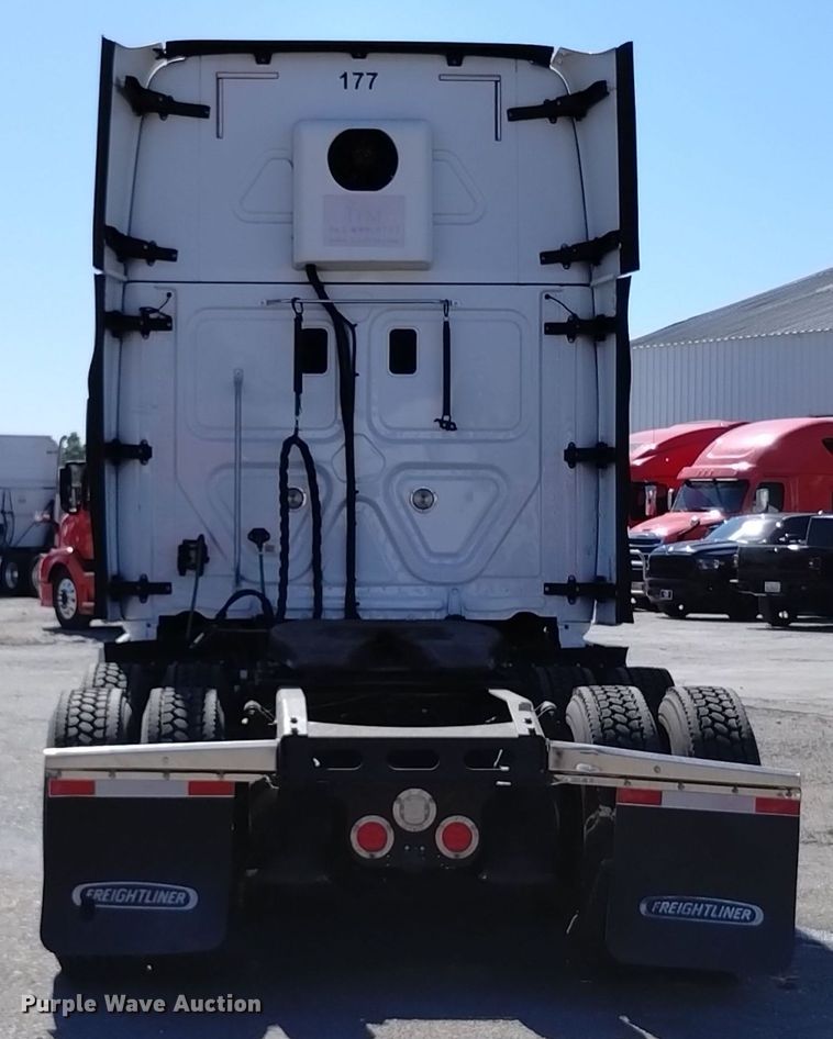 image for item EG9895 2016 Freightliner  Cascadia Evolution  semi truck