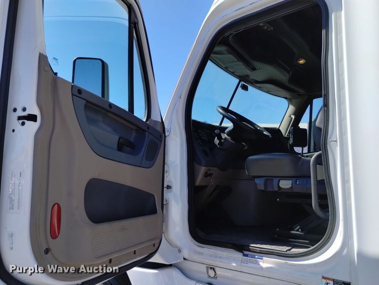 image for item EG9895 2016 Freightliner  Cascadia Evolution  semi truck