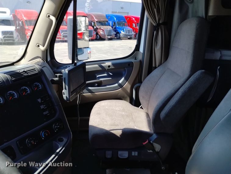 image for item EG9895 2016 Freightliner  Cascadia Evolution  semi truck