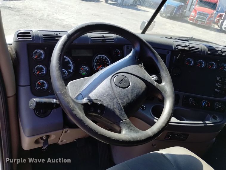 image for item EG9895 2016 Freightliner  Cascadia Evolution  semi truck