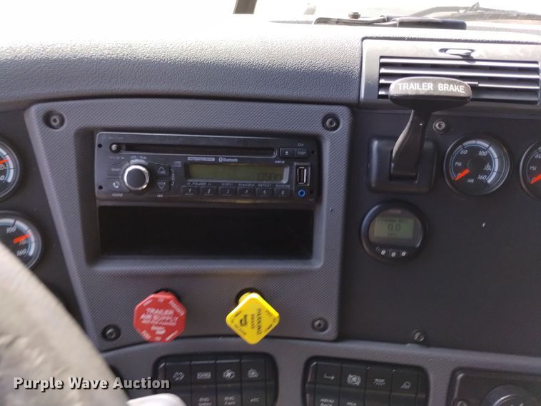 image for item EG9895 2016 Freightliner  Cascadia Evolution  semi truck