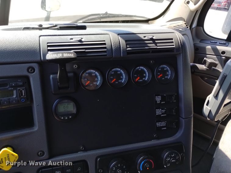 image for item EG9895 2016 Freightliner  Cascadia Evolution  semi truck