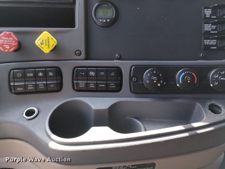 image for item EG9895 2016 Freightliner  Cascadia Evolution  semi truck