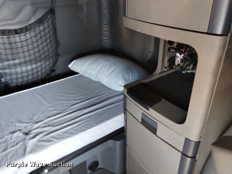 image for item EG9895 2016 Freightliner  Cascadia Evolution  semi truck