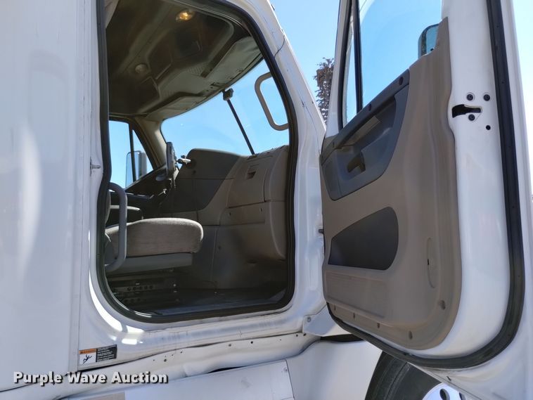 image for item EG9895 2016 Freightliner  Cascadia Evolution  semi truck