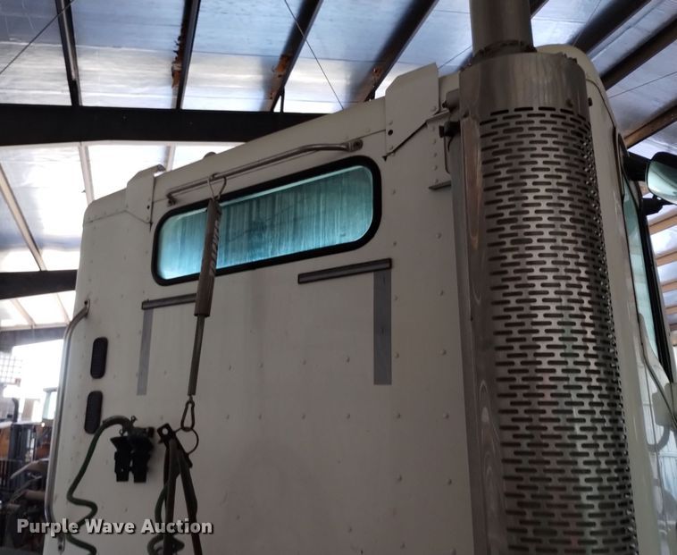 image for item EH0130 2005 Freightliner Columbia semi truck