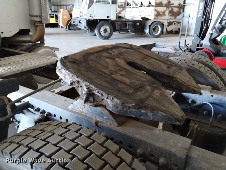 image for item EH0130 2005 Freightliner Columbia semi truck