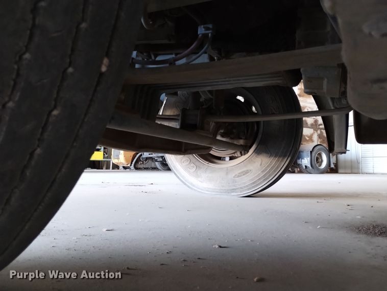 image for item EH0130 2005 Freightliner Columbia semi truck