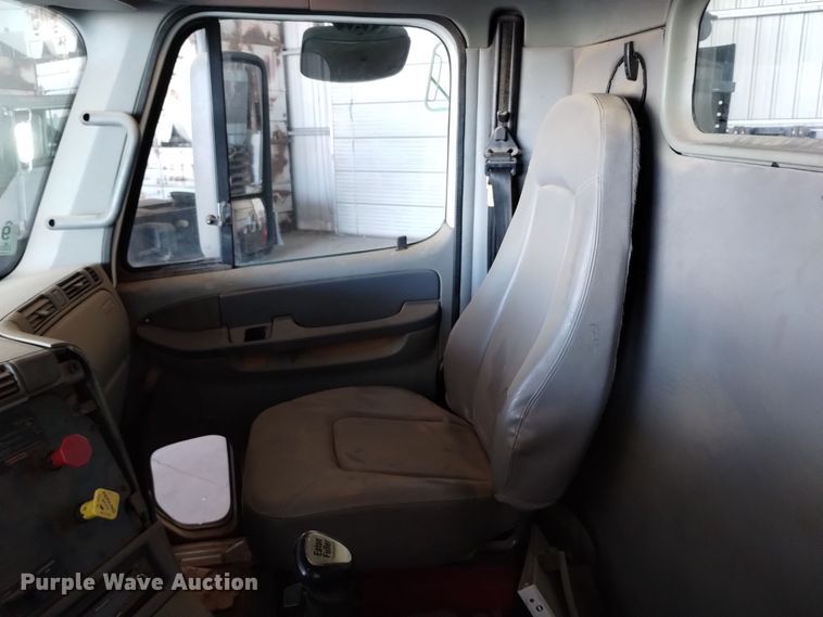 image for item EH0130 2005 Freightliner Columbia semi truck