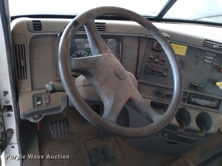 image for item EH0130 2005 Freightliner Columbia semi truck