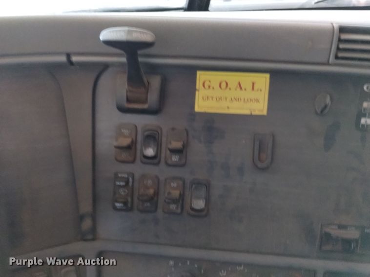 image for item EH0130 2005 Freightliner Columbia semi truck