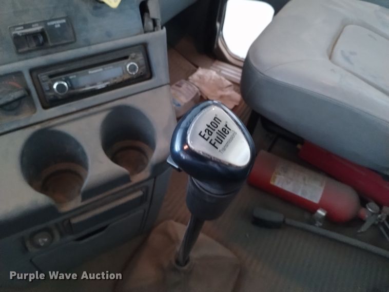 image for item EH0130 2005 Freightliner Columbia semi truck