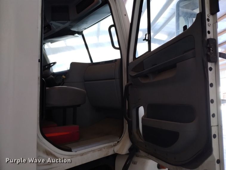 image for item EH0130 2005 Freightliner Columbia semi truck