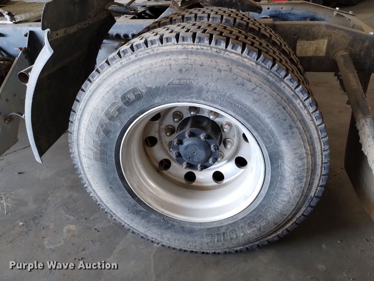 image for item EH0130 2005 Freightliner Columbia semi truck