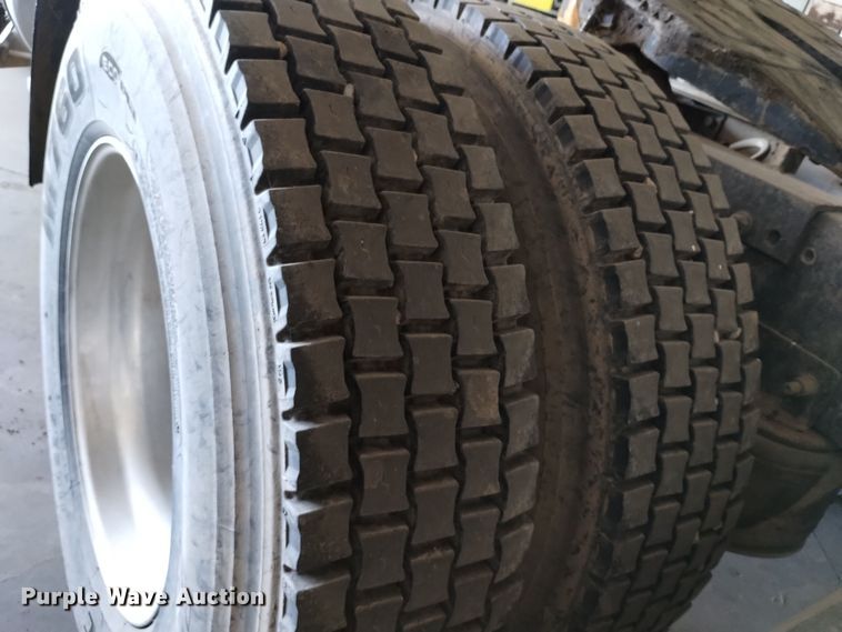 image for item EH0130 2005 Freightliner Columbia semi truck