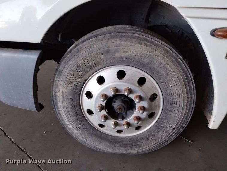 image for item EH0130 2005 Freightliner Columbia semi truck