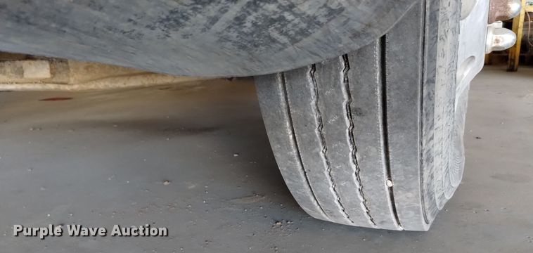 image for item EH0130 2005 Freightliner Columbia semi truck