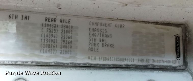 image for item EH0130 2005 Freightliner Columbia semi truck