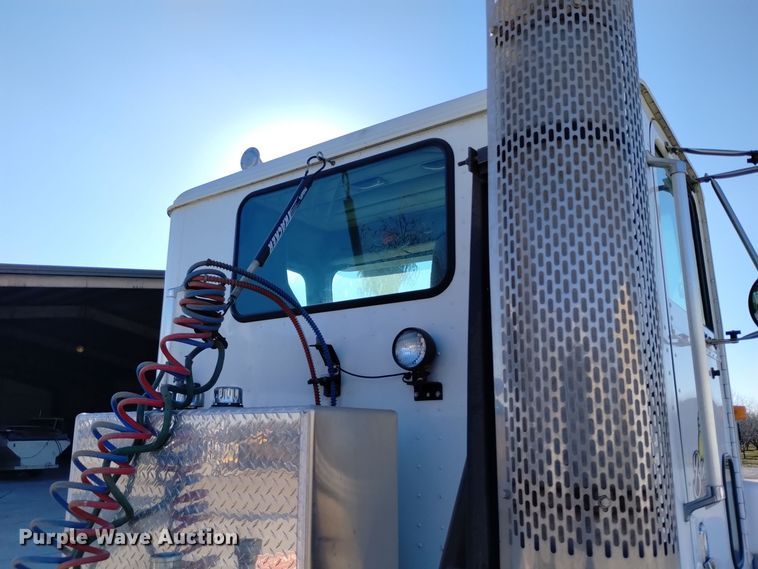 image for item EH0131 1996 International 9200 semi truck