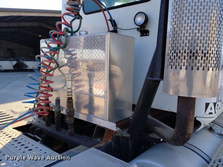 image for item EH0131 1996 International 9200 semi truck