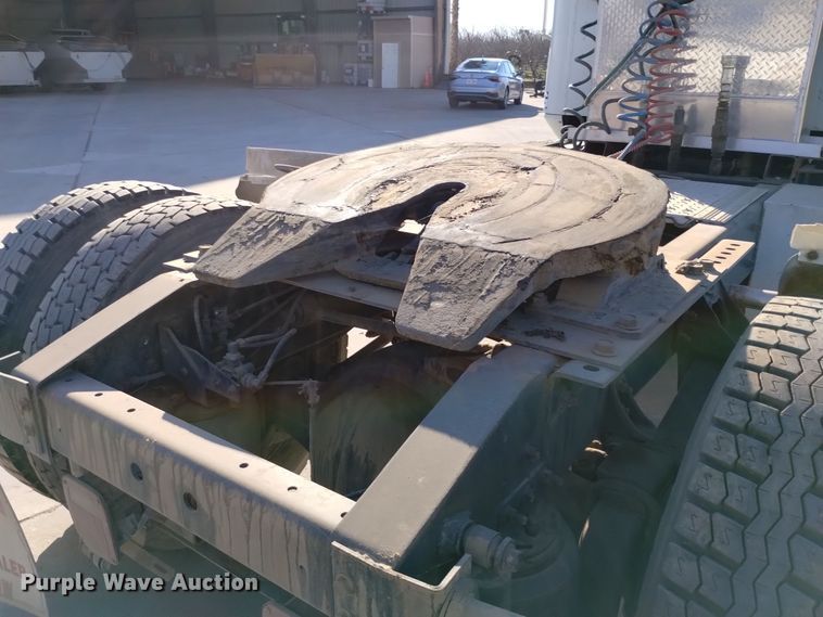 image for item EH0131 1996 International 9200 semi truck