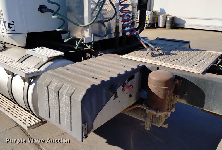 image for item EH0131 1996 International 9200 semi truck