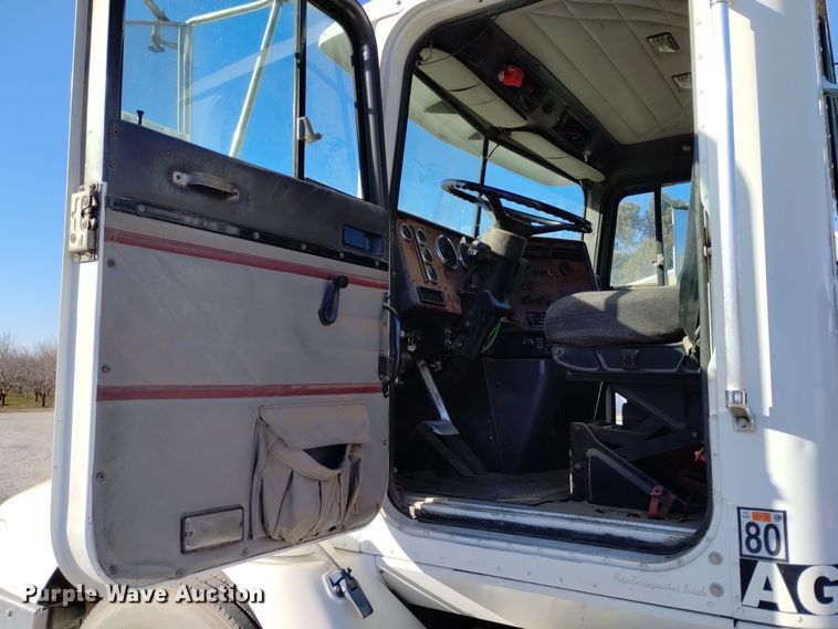 image for item EH0131 1996 International 9200 semi truck