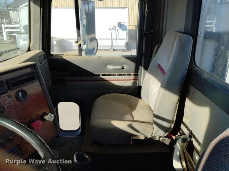 image for item EH0131 1996 International 9200 semi truck