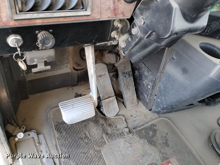 image for item EH0131 1996 International 9200 semi truck