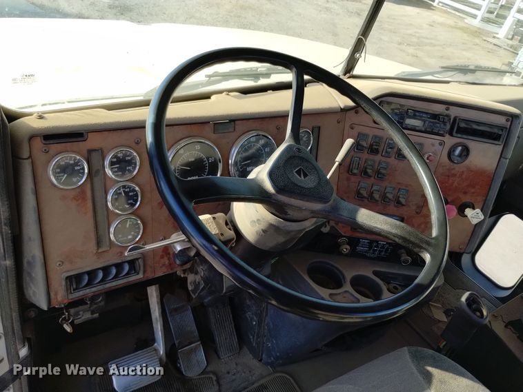 image for item EH0131 1996 International 9200 semi truck