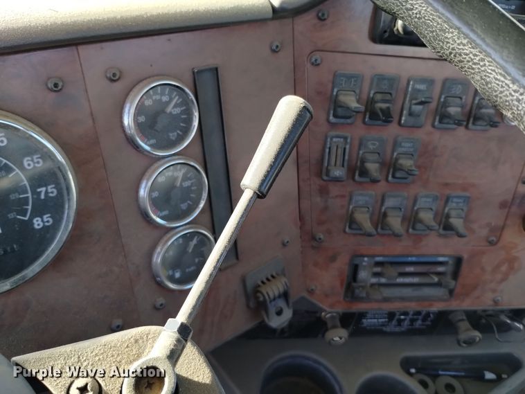 image for item EH0131 1996 International 9200 semi truck