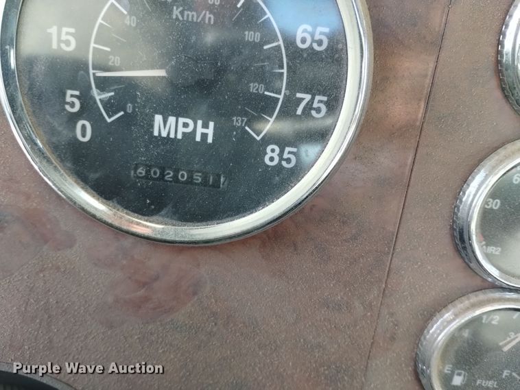 image for item EH0131 1996 International 9200 semi truck