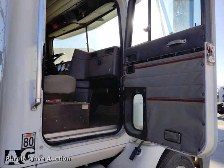 image for item EH0131 1996 International 9200 semi truck