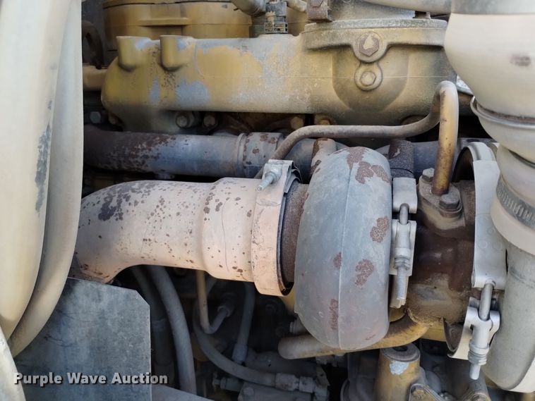 image for item EH0131 1996 International 9200 semi truck