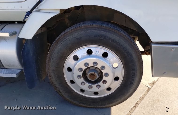 image for item EH0131 1996 International 9200 semi truck