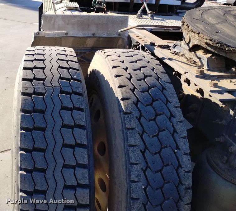 image for item EH0131 1996 International 9200 semi truck