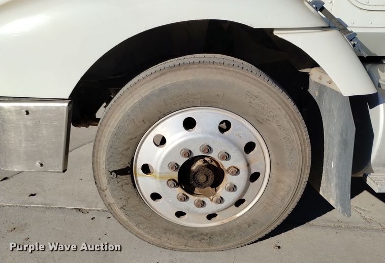 image for item EH0131 1996 International 9200 semi truck