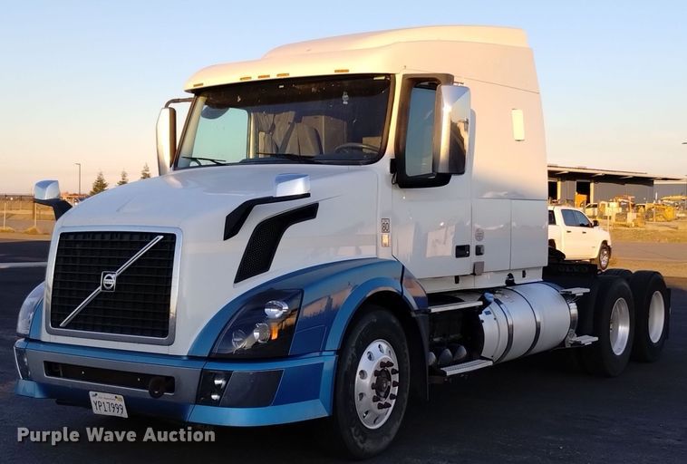 image for item EH0132 2015 Volvo semi truck