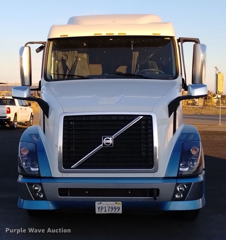image for item EH0132 2015 Volvo semi truck