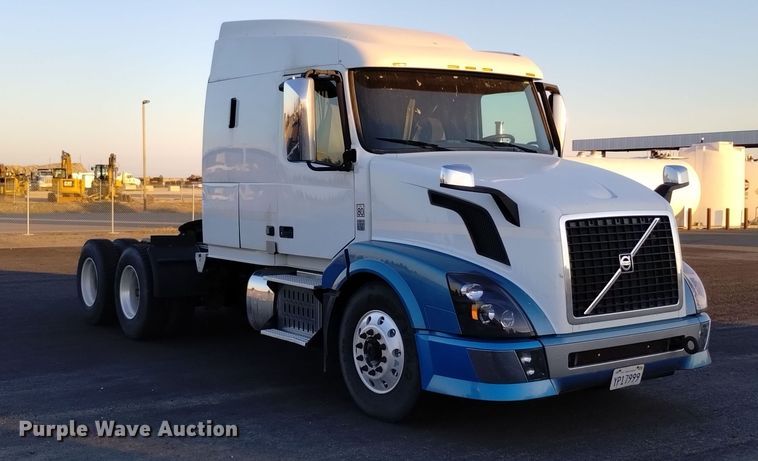 image for item EH0132 2015 Volvo semi truck
