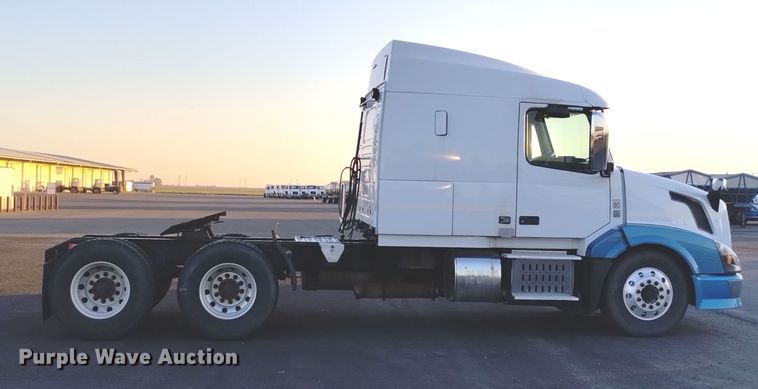 image for item EH0132 2015 Volvo semi truck