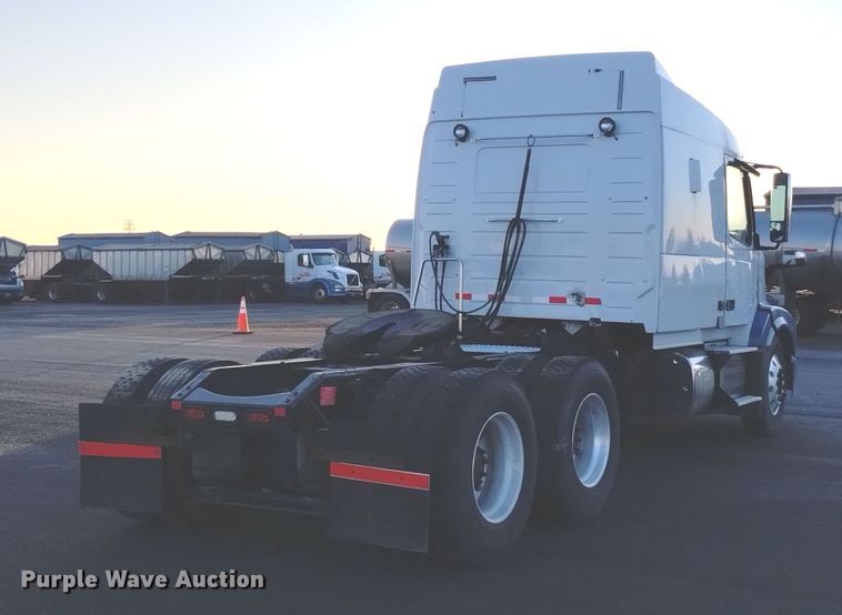 image for item EH0132 2015 Volvo semi truck