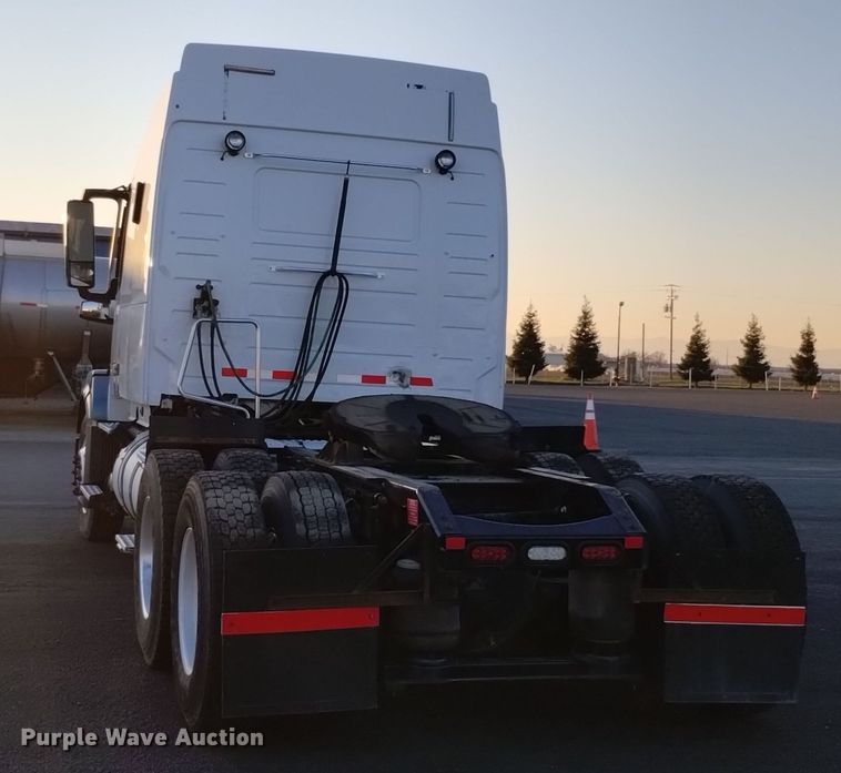 image for item EH0132 2015 Volvo semi truck