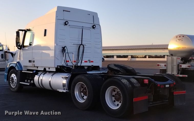image for item EH0132 2015 Volvo semi truck